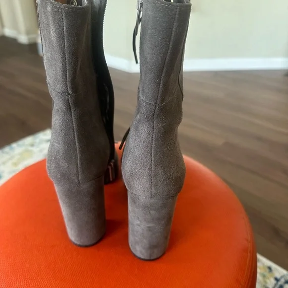 Booties 👢 - Picture 2 of 5